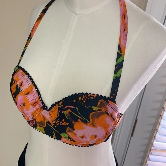 Bikini - Picture 2 of 10